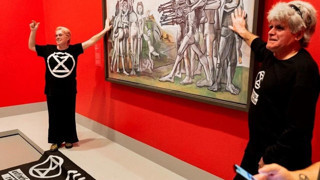 Picasso tablosuna ellerini yapıştırdılar