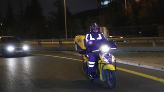 Bakan Varank motokurye oldu; sipariş götürdü