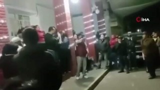 Protestocular belediyeyi basıp, başkanı kaçırdı