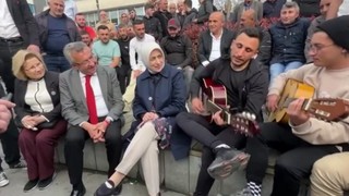 AK Parti ve CHP grup başkanvekilleri birlikte türkü söyledi