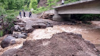 Tokat'ta kuvvetli sağanak! 5 mahalleye ulaşımı sağlayan yol göle döndü