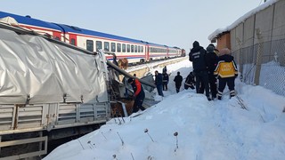 Yolcu treni, hayvan yüklü tıra çarptı: Ölü ve yaralılar var