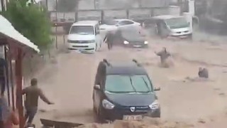 Selde can pazarı: Bir kadın ve çocuk sel sularına kapıldı