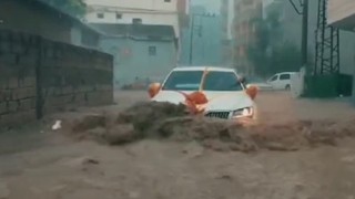 Gelin arabası selin ortasında kaldı