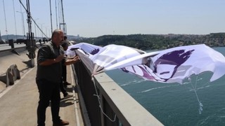 DEM'li vekillerden köprüye ''Kayyım defol'' pankartı