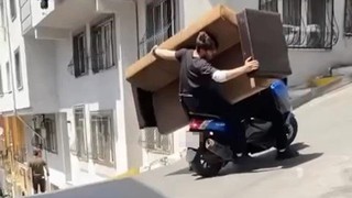 İstanbul trafiğinde saç baş yolduran motosikletli taşımacılık
