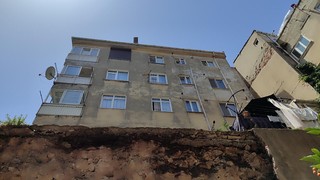 İstanbul'da istinat duvarı çöktü; bina tahliye edildi
