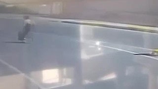 Yolda yürüyen kadına iğrenç taciz kamerada