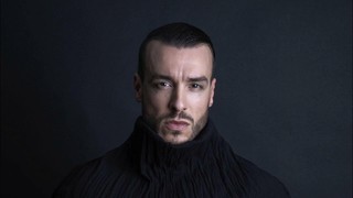 Cem Adrian'a konserde çirkin saldırı
