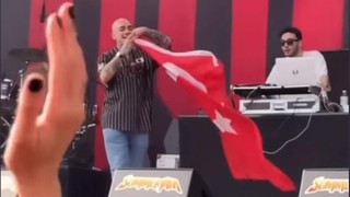 Almanya'da Türk bayrağı açan Ezhel: ''Öz terörist, vatan haininiz Avrupa'yı Türkçe ile sallıyor''