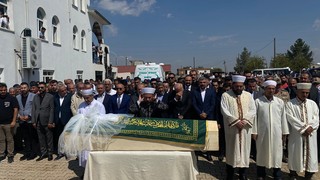 Narin katledildiği köyde toprağa verildi: Bugün okula gidecekti, tabutuna duvak bırakıldı