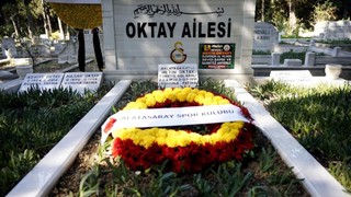 Galatasaray Metin Oktay'ı kabri başında andı