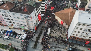 Şehit cenazesi sırasında belediye konserine tepki yağdı