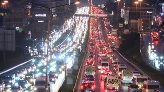 İstanbul'da yağmurla birlikte trafik felç oldu