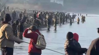 Oltasını, kovasını alan sahile koştu... Firari Türk somonlarını tek tek avladılar