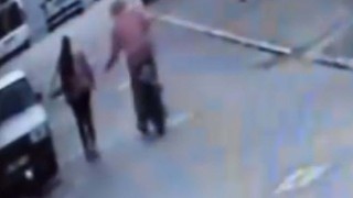 Sokak ortasında genç kadına iğrenç taciz kamerada