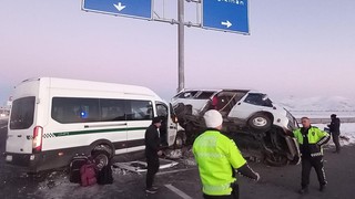 İki minibüs kavşakta çarpıştı: Çok sayıda yaralı var