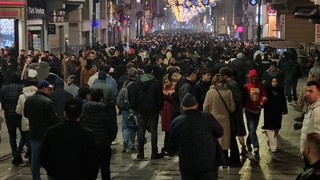 İğne atsan yere düşmez... Yılbaşı yoğunluğu havadan görüntülendi