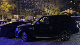İstanbul'da seyir halindeki araca çarpraz ateşe tutuldu