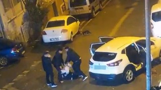 İstanbul'da sokak ortasında bir genci döve döve kaçırmak istediler