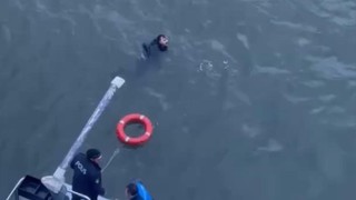 Ölüm kalım savaşı kamerada: İstanbul'da bir kişi denize düştü