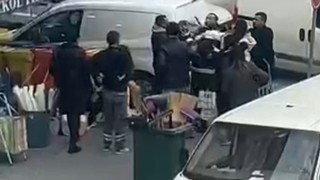 Kadınların sokak ortasında saç saça baş başa kavgası kamerada