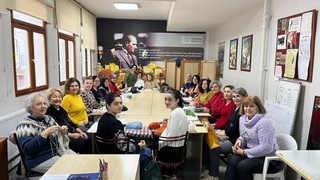 Bandırma Harun Karacan Gençlik ve Spor Merkezi'nde hem eğleniyorlar, hem öğreniyorlar