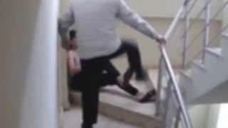 Elleriniz kırılsın be! Engelli çocuğa infial yaratan aile boyu şiddet kamerada!