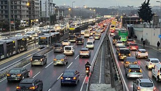 İstanbul'da kar yağışıyla birlikte trafik kilitlendi