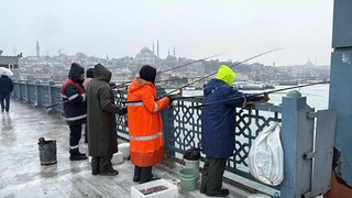 Balık tutkunları kar yağışı dinlemedi