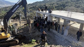 Ünlü tatil cennetinde yıkım gerilimi: İş makinesinin önüne etten duvar ördüler
