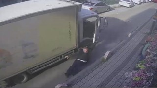 Trafikteki kavga feci bitti: Sürücü kamyonetin altında kaldı