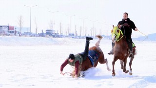 Türkiye'nin zirvesindeki mahalli at yarışında tepki çeken görüntüler