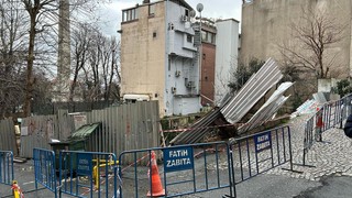 Sultanahmet'te toprak kayması sonrası yol çöktü: O anlar kamerada