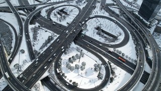 Karla kaplanan İstanbul'da yollar boş kaldı
