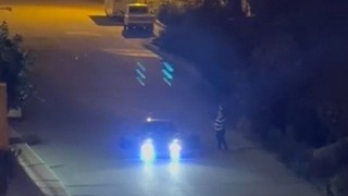 Davulcu beklerken, maganda geldi... Sahur vakti magandası kamerada