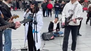 İmamoğlu sokak müzisyenleriyle şarkı söyleyen Fatma Turgut'un paylaşımına kayıtsız kalmadı