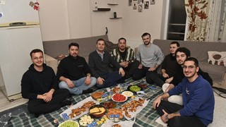 Balıkesir Büyükşehir Belediye Başkanı Akın öğrenci evinde sahur yaptı