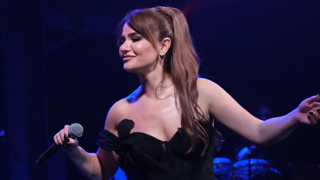 Güzel şarkıcının sahne ücreti dudak uçuklattı