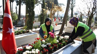 Balıkesir’de şehitlikler çiçeklerle donatıldı