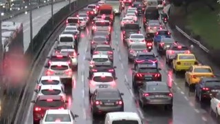 İstanbul'da sağanak yağış trafiği felç etti