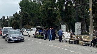Mezarlık ziyareti yapan aileye kanlı saldırı: Yaralılar var