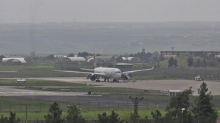 Diyarbakır'a acil iniş yapan yolcu uçağı havalanamadı