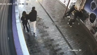 İstanbul'un göbeğinde sokak ortasında kadına şiddet!