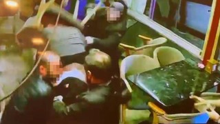 Pastanede küfürlü konuşan magandaları uyardı, ortalık savaş alanına döndü