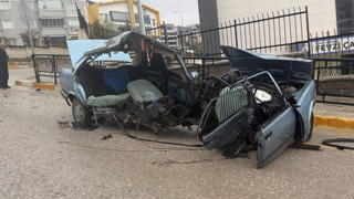 Araç ikiye bölündü, demir sapasağlam kaldı. Bu araçtan sağ çıkmayı başardılar!