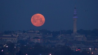 İstanbul'da baharın müjdecisi olan Pembe Ay görenleri büyüledi!