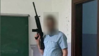 Lisede müdür yardımcısından sınıfta tüfekli skandal!