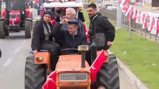CHP'nin yüzde 2 oy aldığı Yozgat'ta Kasketiyle traktörün direksiyonunda Özgür Özel izdihamı!