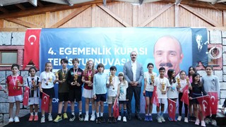 Şampiyon çocukların ödülleri Konyaaltı Belediye Başkanı Kotan'dan
